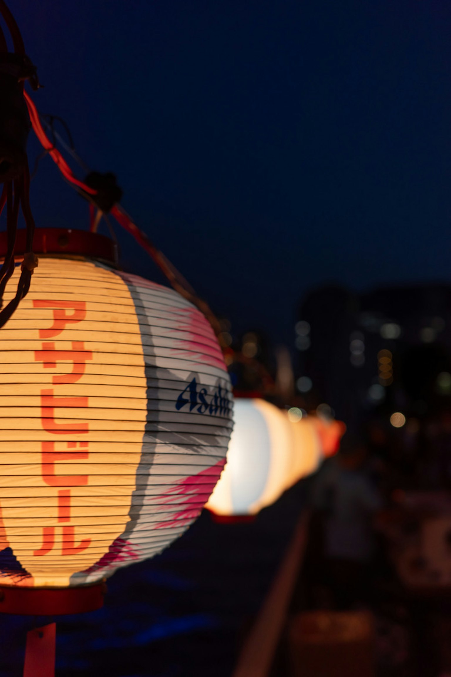 Barisan lentera yang diterangi di bawah langit malam dengan desain Jepang tradisional
