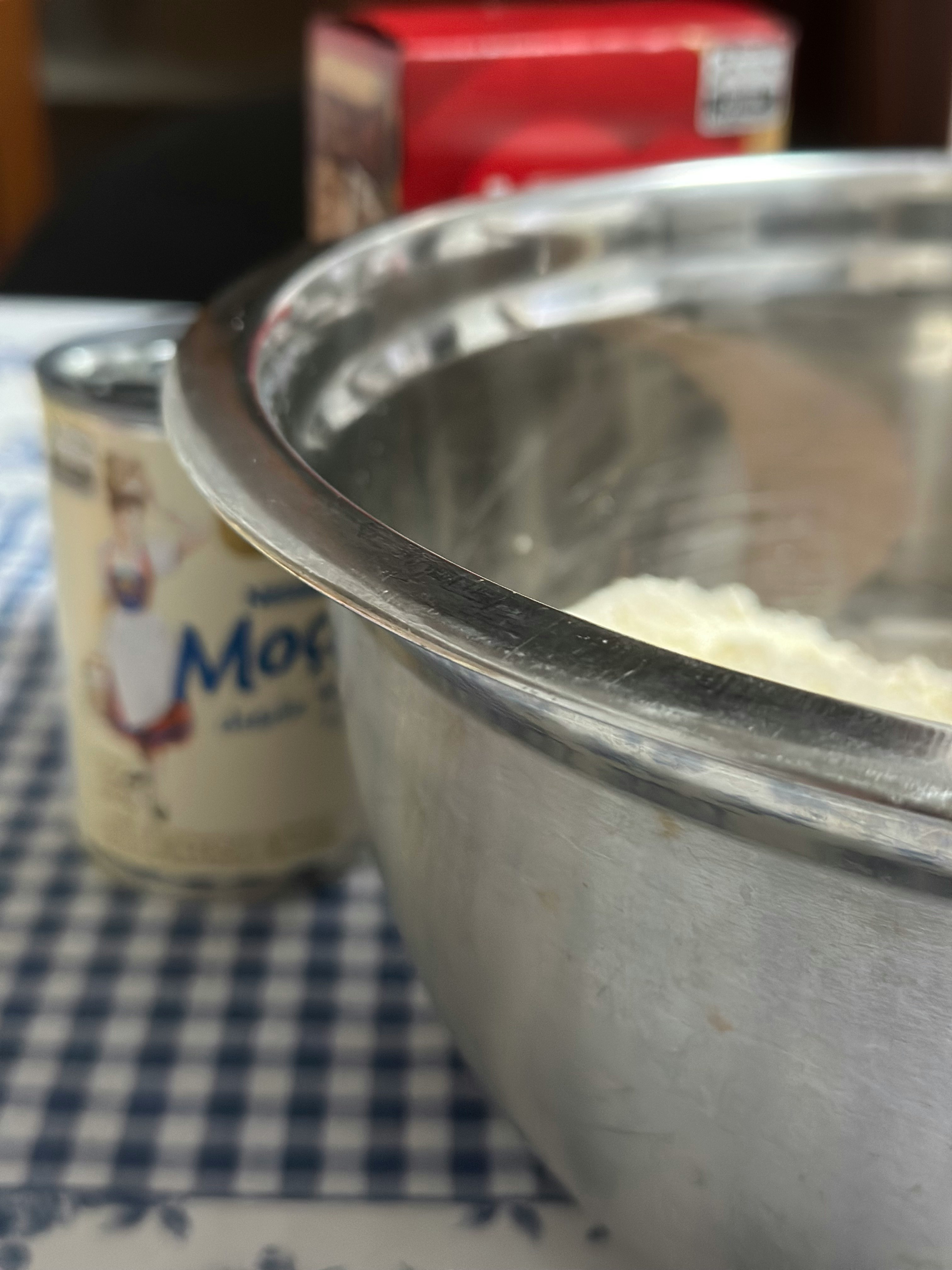 金属製のボウルと缶詰が並ぶ食卓の一角