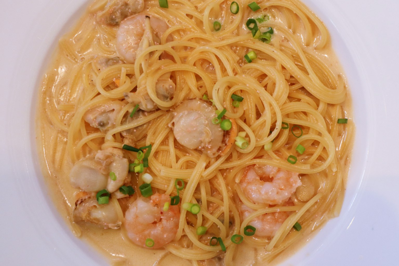Pasta cremosa con gamberi e capesante