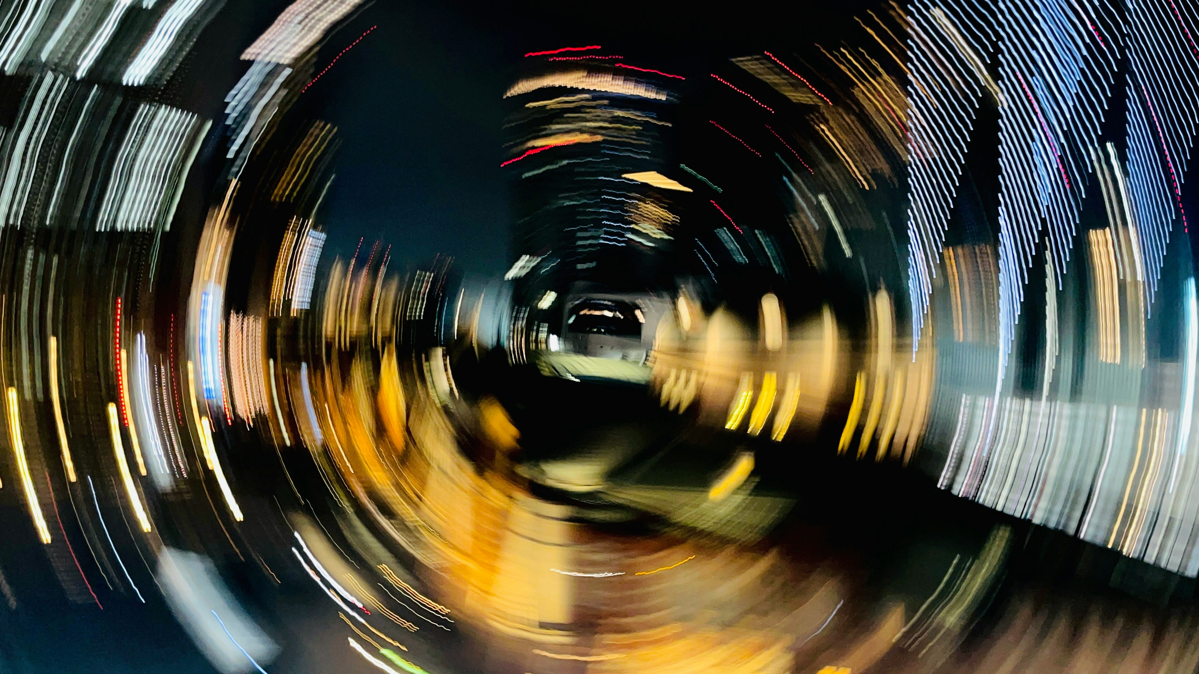 トンネル状の街並みを放射状に歪ませた夜景のトリック画像