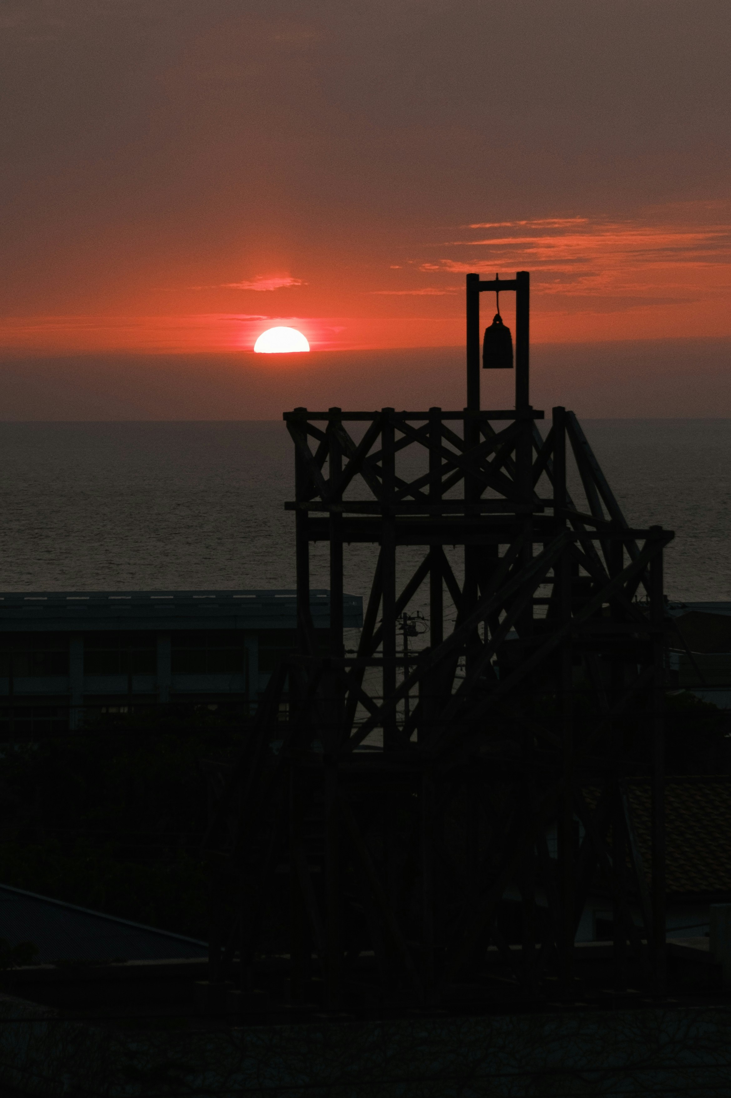 夕暮れの海に浮かぶ桟橋とシルエットの支柱