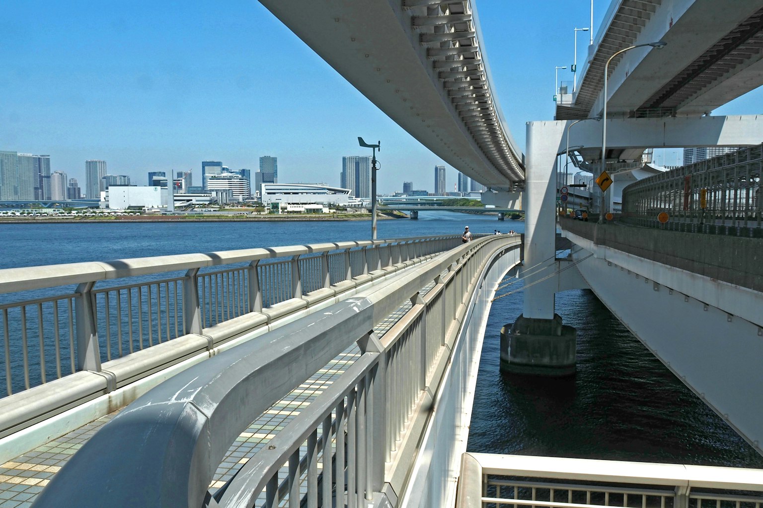 Paesaggio urbano con autostrade elevate e superficie d'acqua