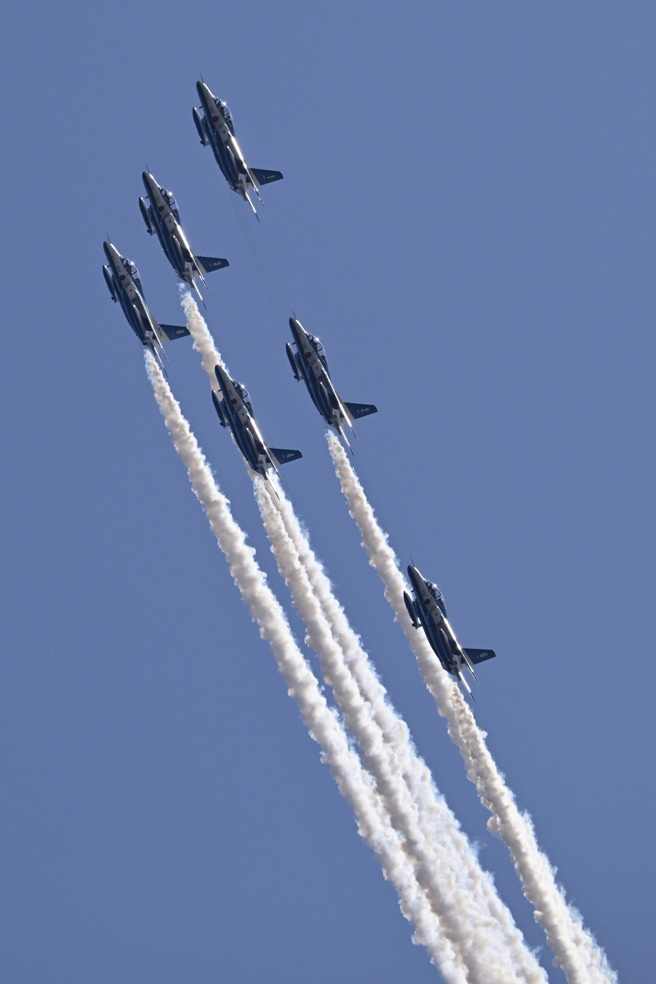 編隊飛行するジェット機の飛行雲