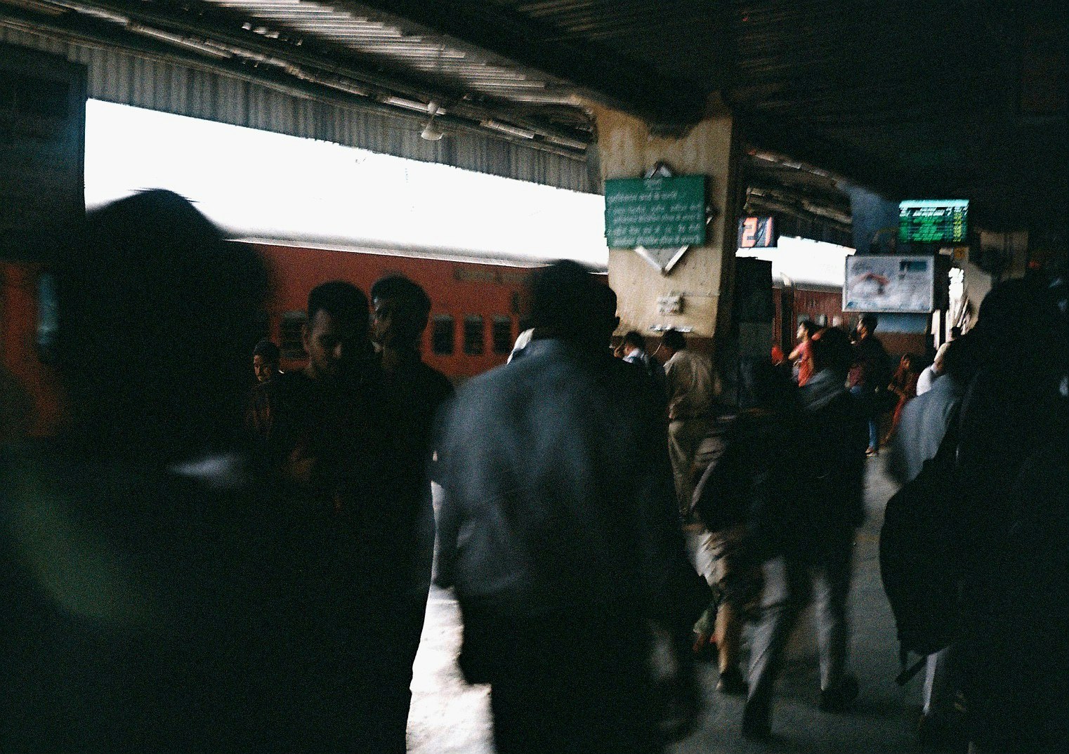インド・デリーの駅ホームで人々が行き交う様子