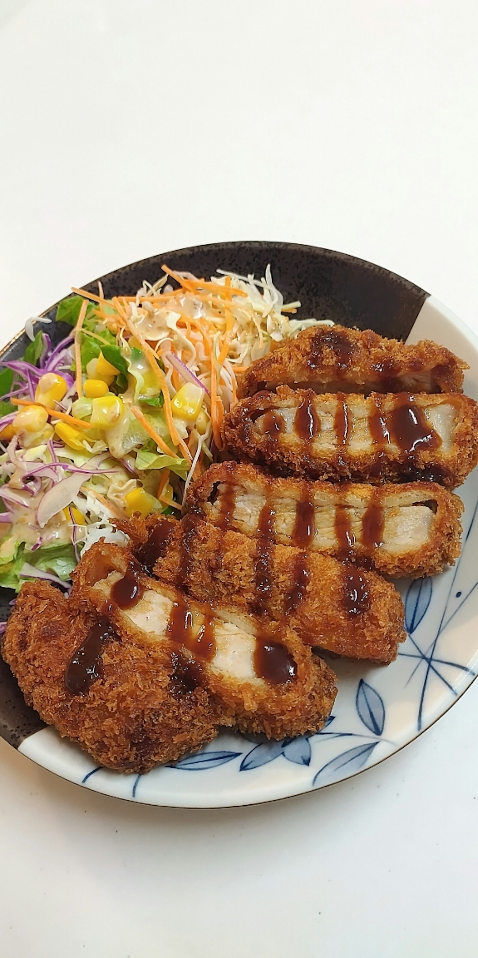 Piatto di cotolette di pollo fritte con insalata colorata