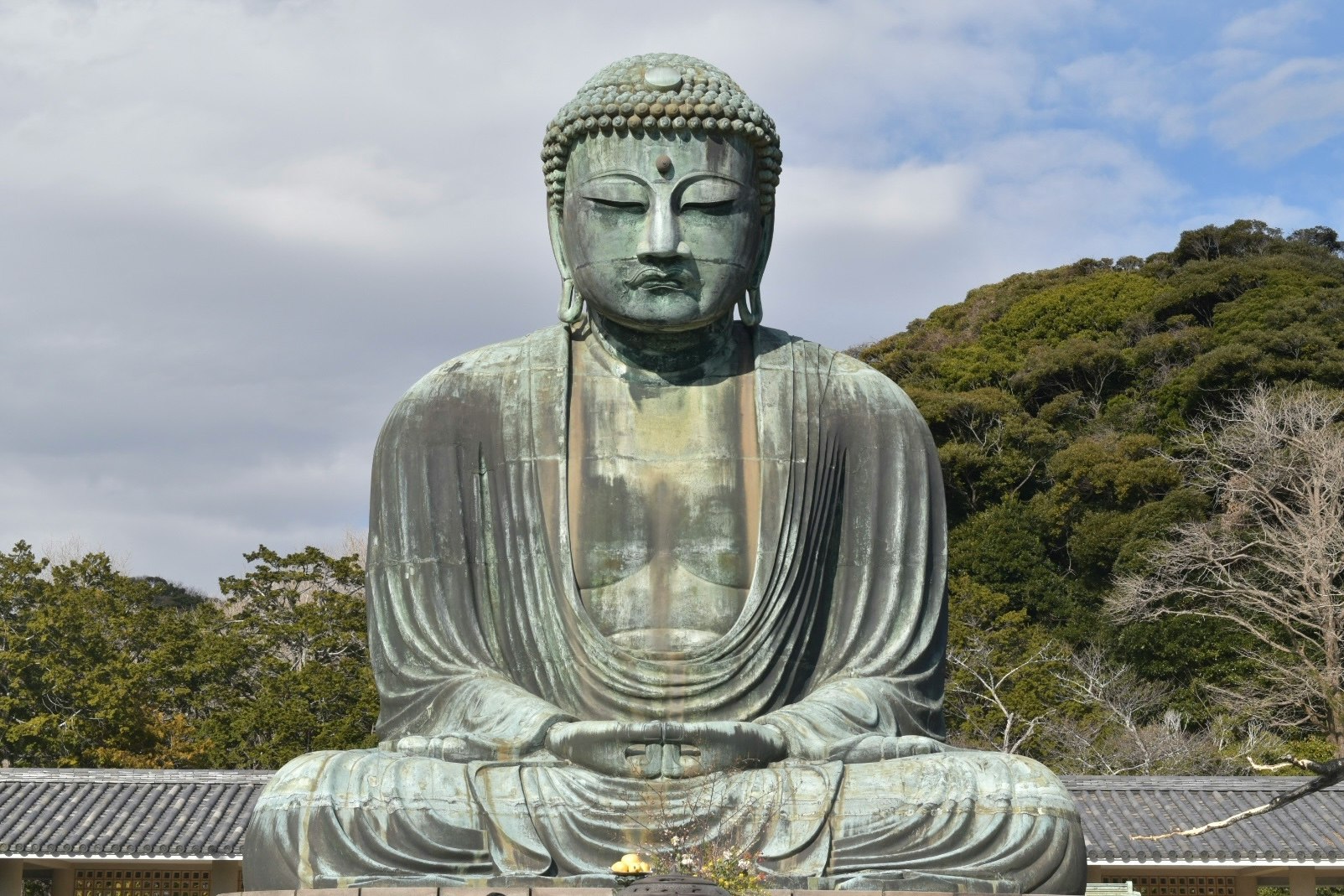 Grande statue de Bouddha en bronze sous un ciel bleu