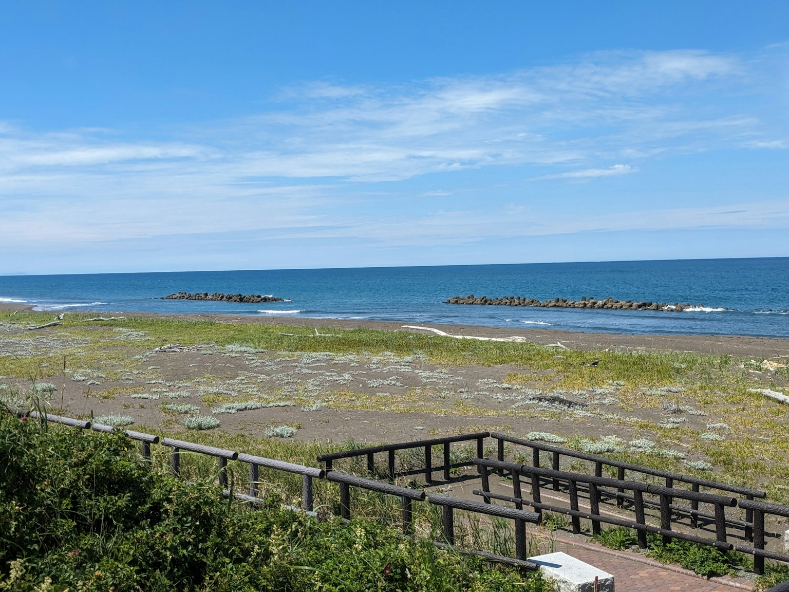 海滩的美丽景色，蓝天和海洋