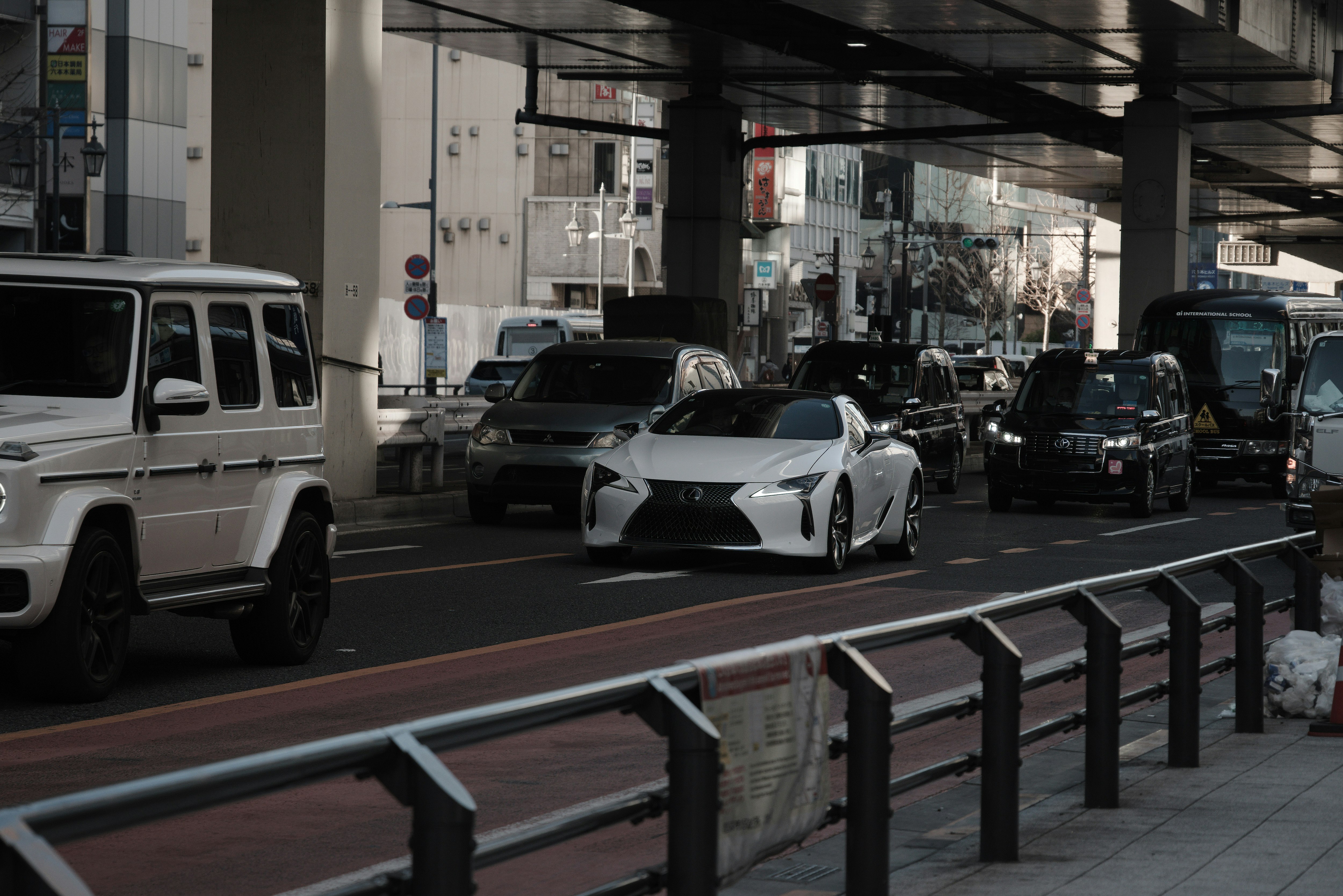 車庫內並排停放的雷克薩斯與豐田汽車