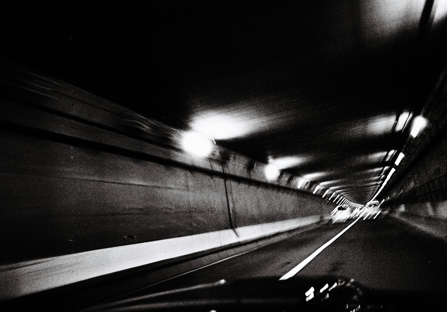 暗い背景にシンプルなデザインのグラフィック