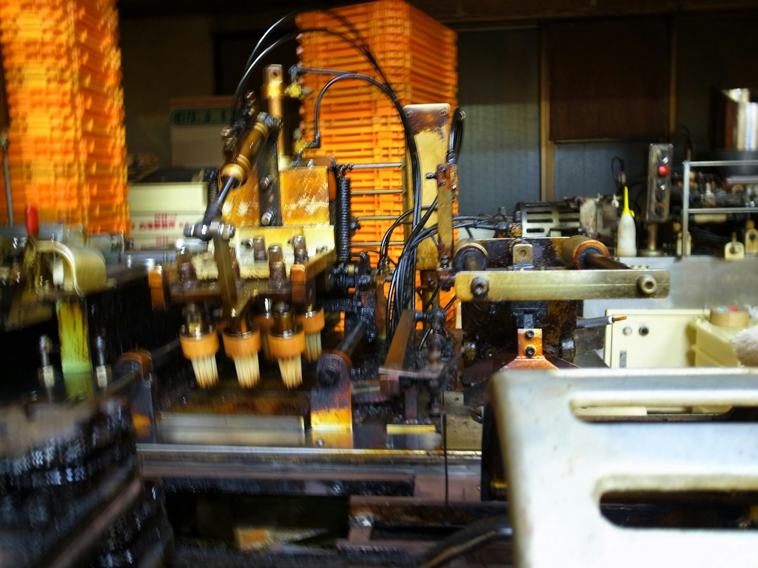 Scène de machines industrielles avec des palettes orange