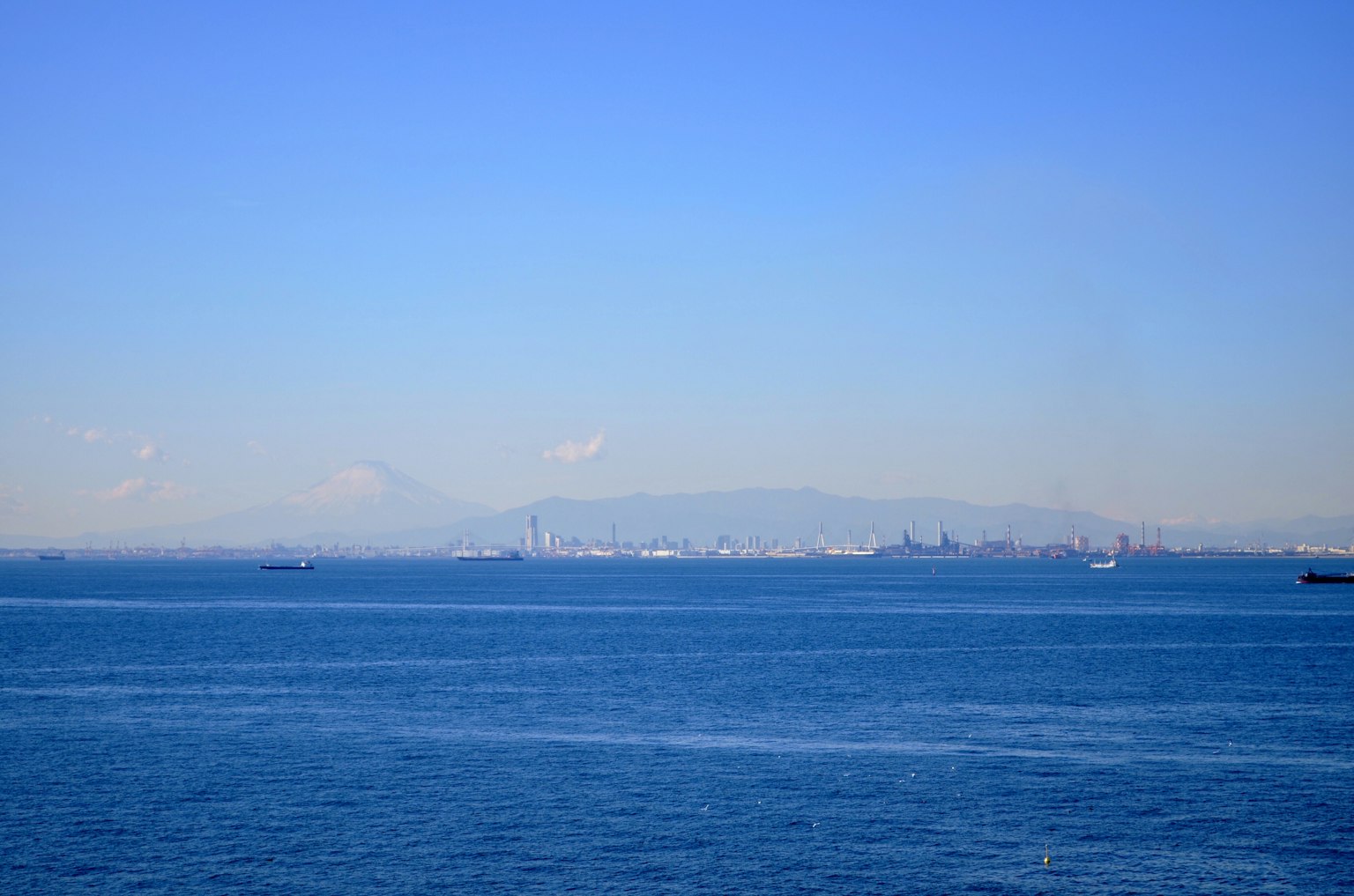 Stadt-Silhouette vor blauem Himmel und Meer