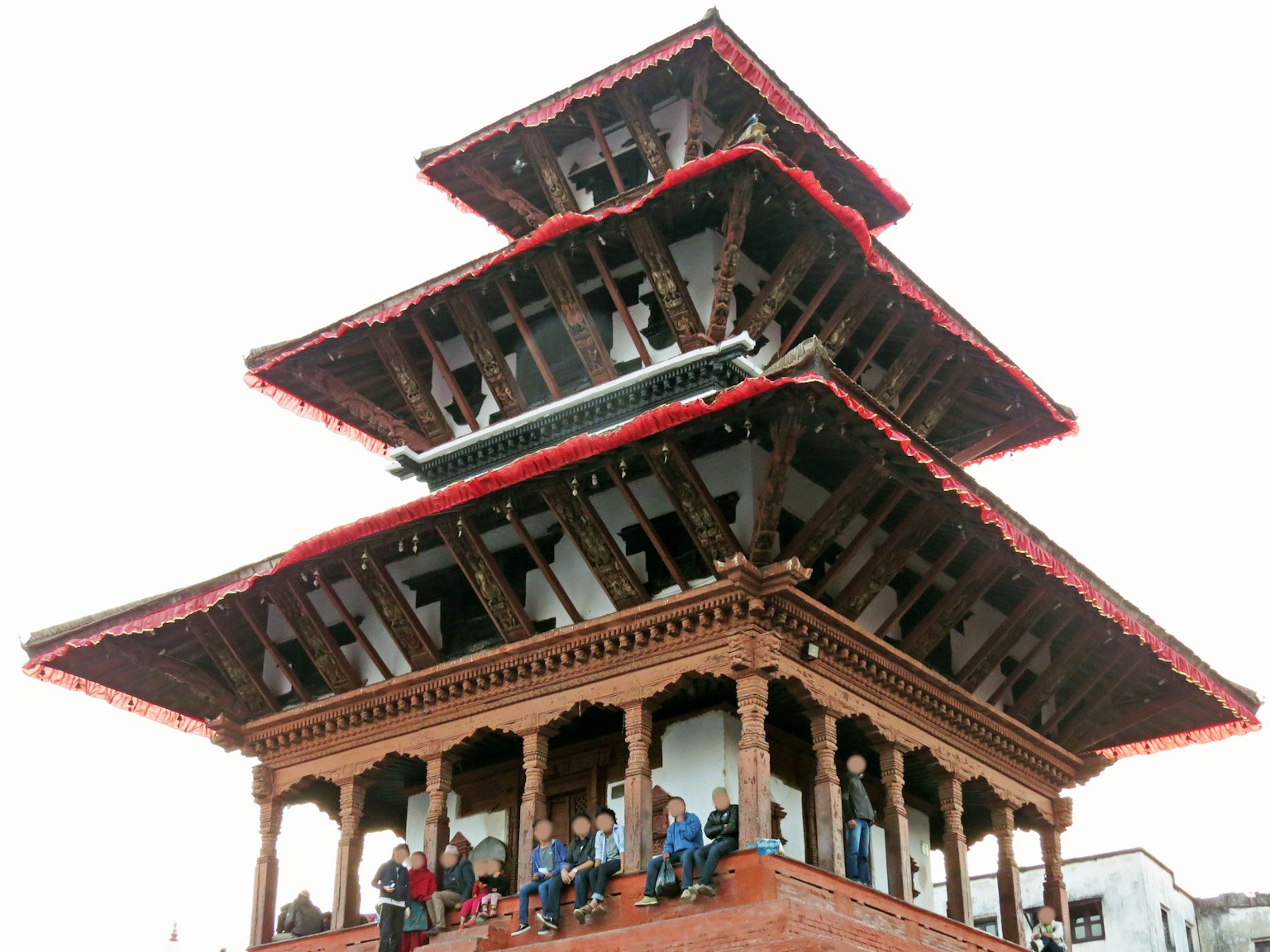 Struktur kuil tradisional tiga tingkat di Nepal dengan atap merah yang khas