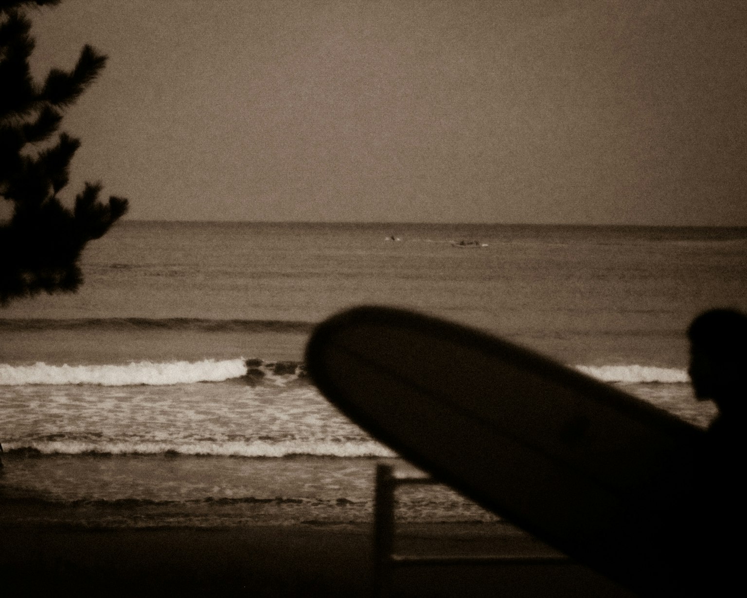 持冲浪板的人在海洋背景下的轮廓