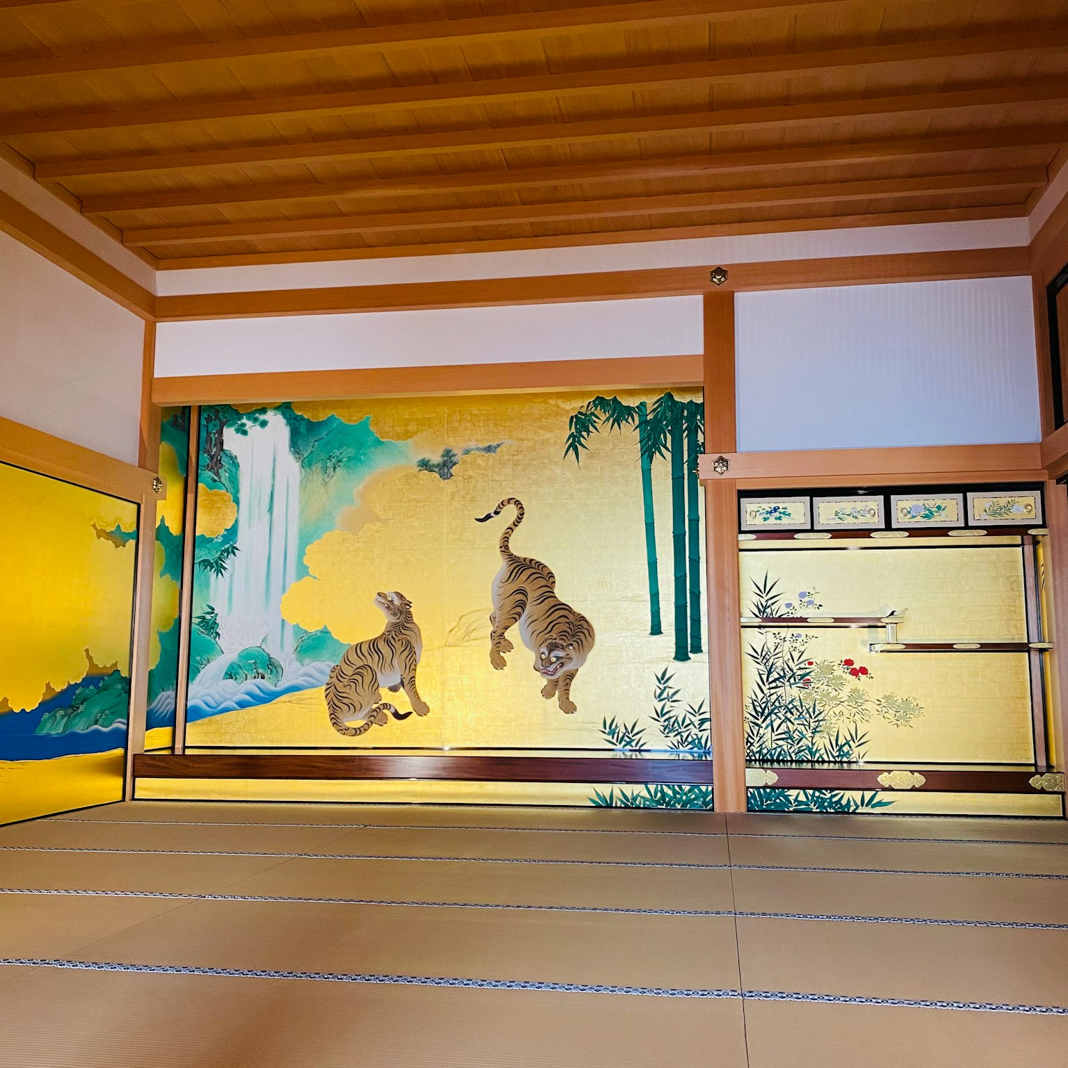 日本房间内墙壁画有两只猫和瀑布