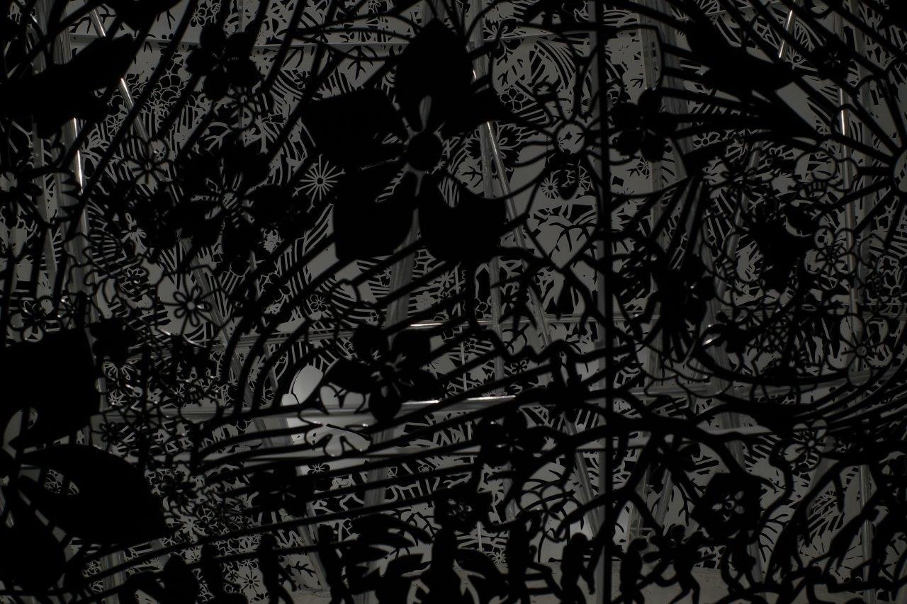 motif de graffiti noir et blanc couvrant un mur
