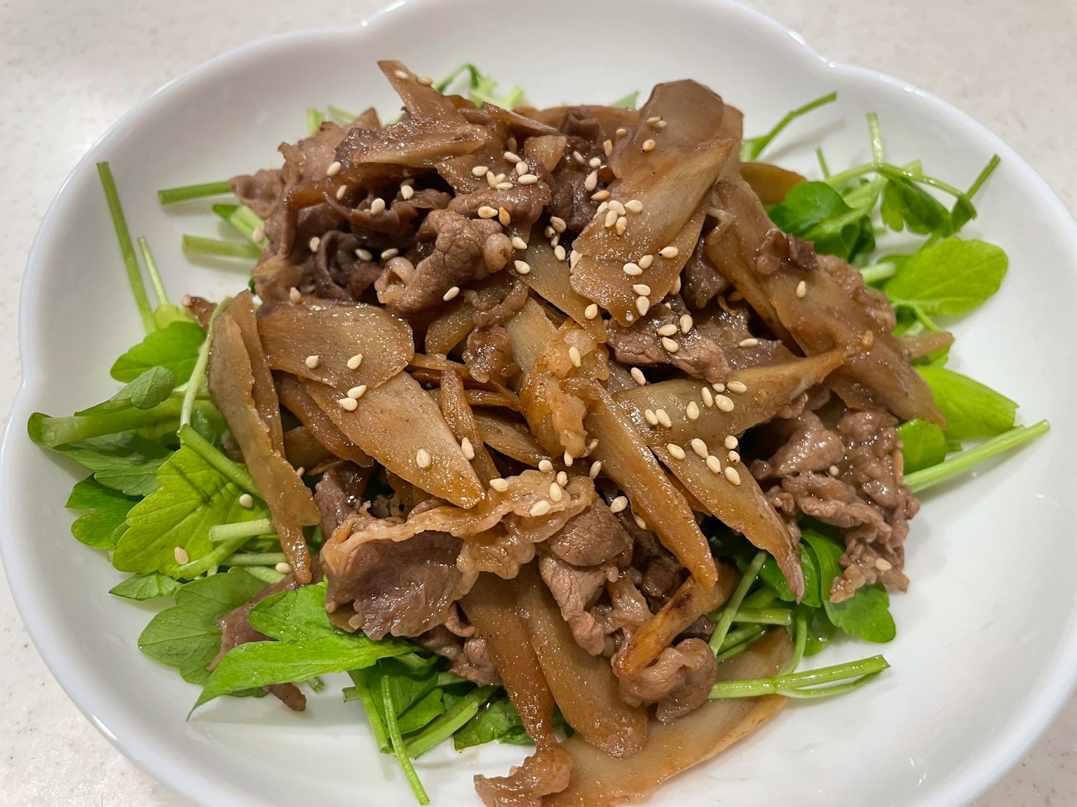 Ensalada con carne y verduras decorada con semillas de sésamo