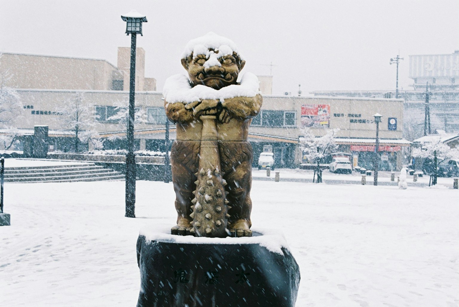 Statue recouverte de neige se tenant au centre-ville