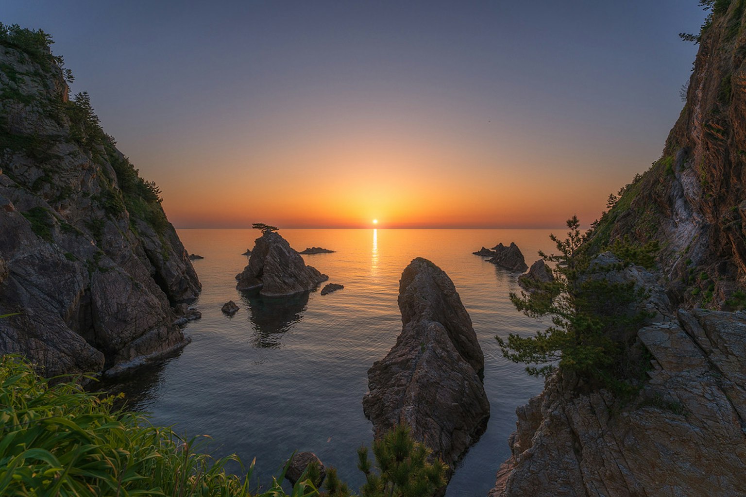 海に沈む夕日と岩の景色