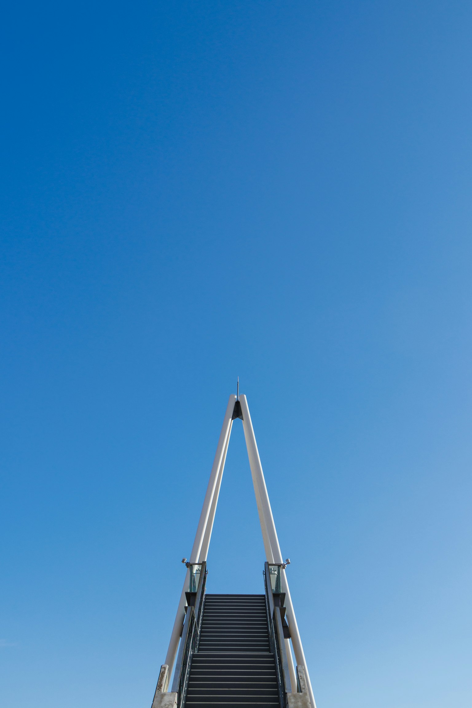 Scala in metallo che conduce a un cielo blu chiaro