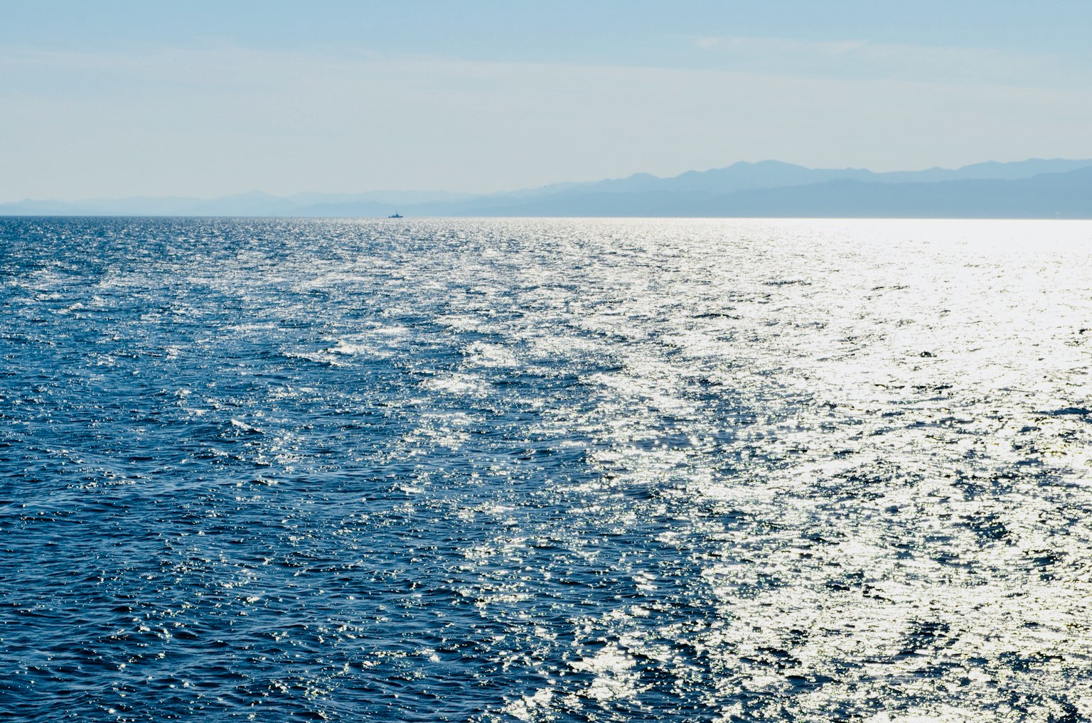 Vista ampia dell'oceano blu con onde luccicanti