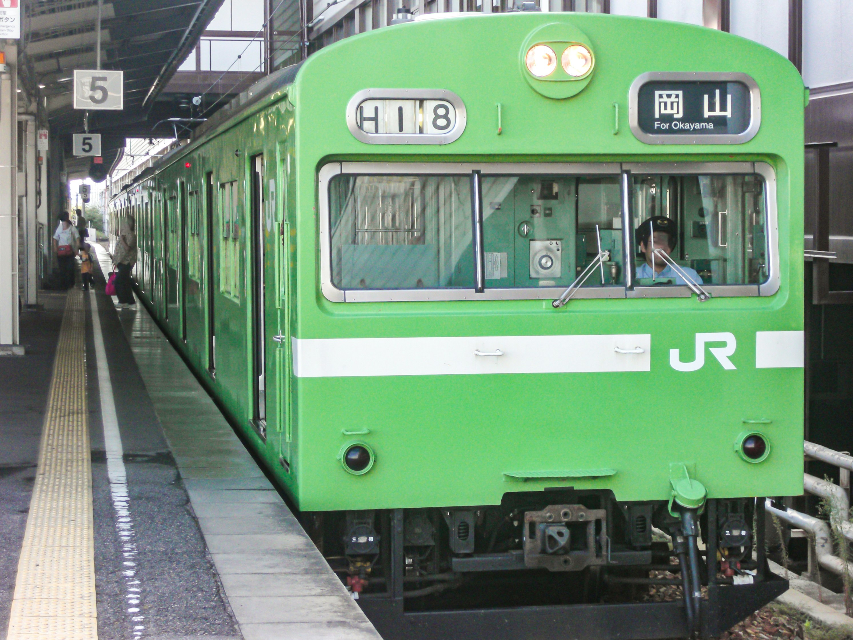 車站月台上停著的綠色JR列車