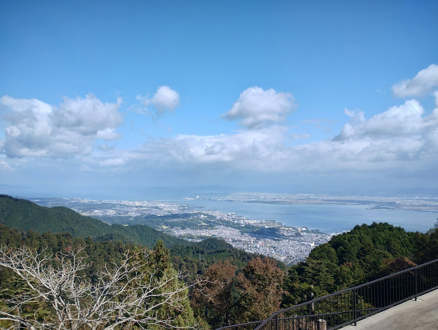 Vista escénica del mar y la ciudad desde una montaña