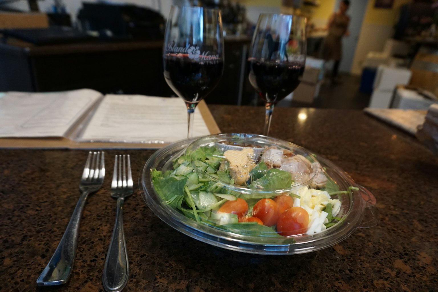 Tisch mit Rotwein und Salat