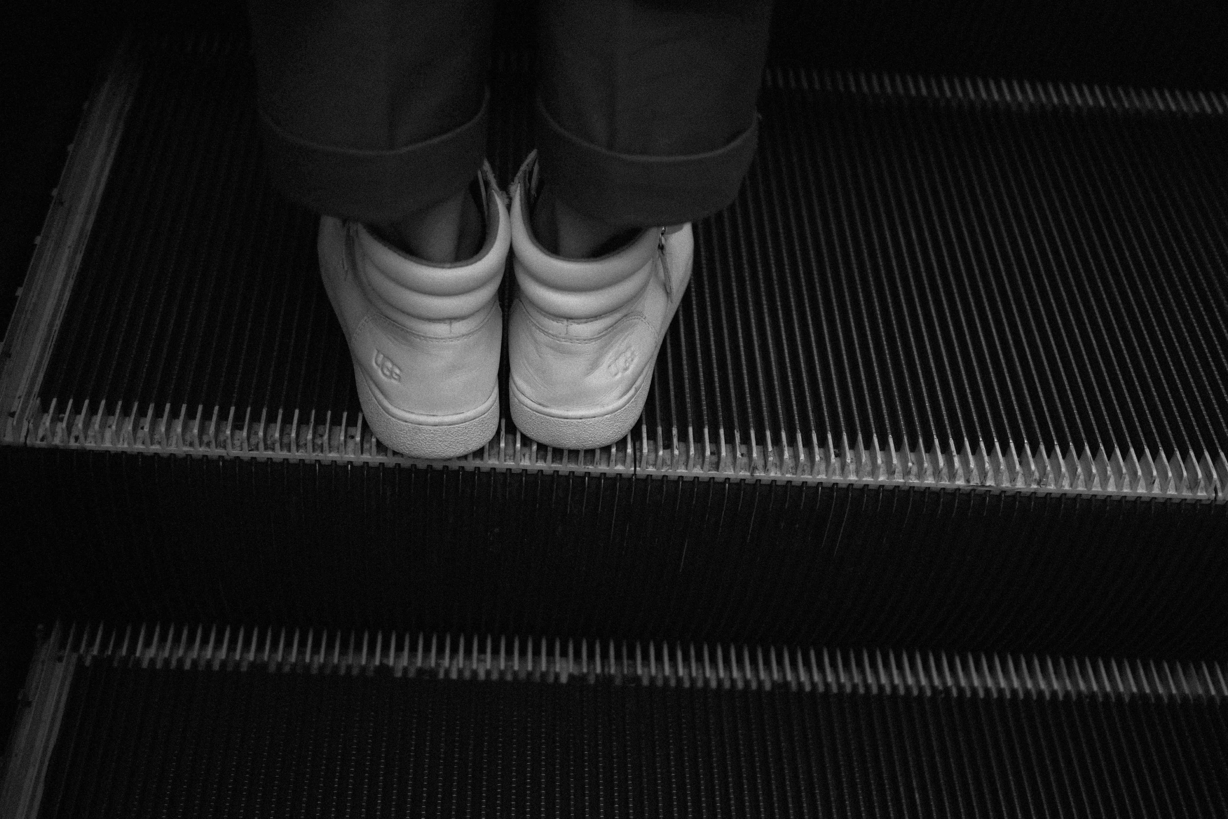 scarpe bianche allineate sui gradini