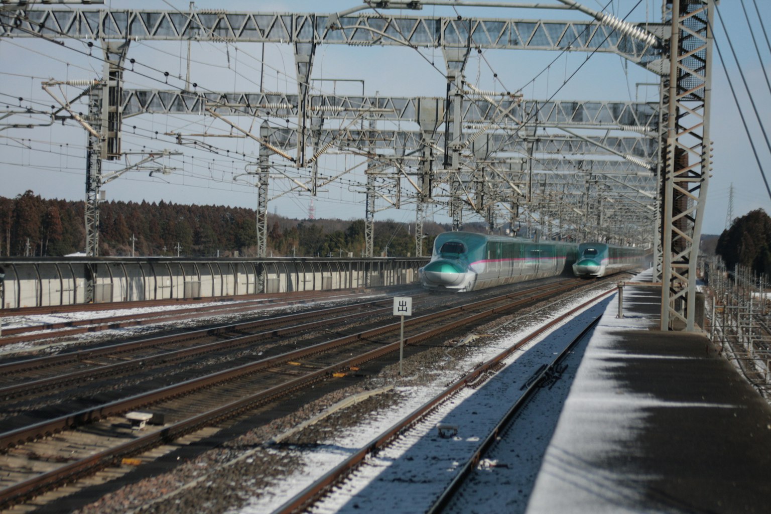 Trains à grande vitesse passant sur des voies enneigées
