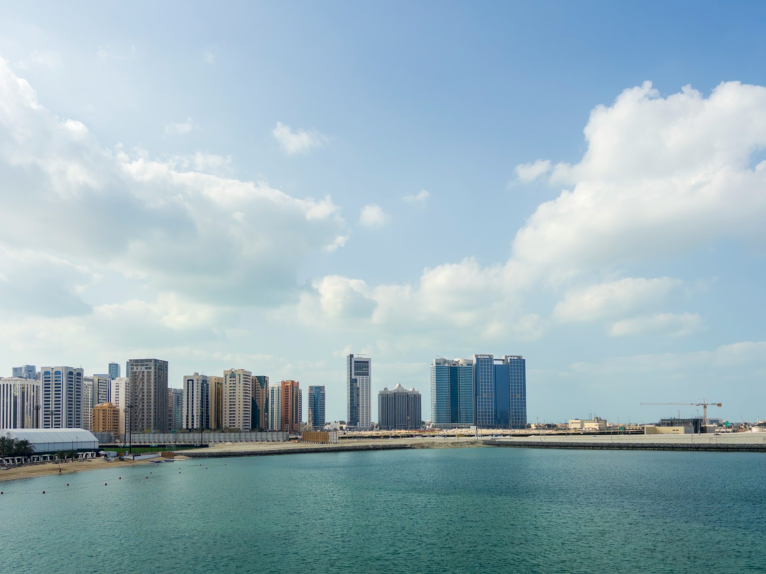 Skyline di città con grattacieli e lungomare