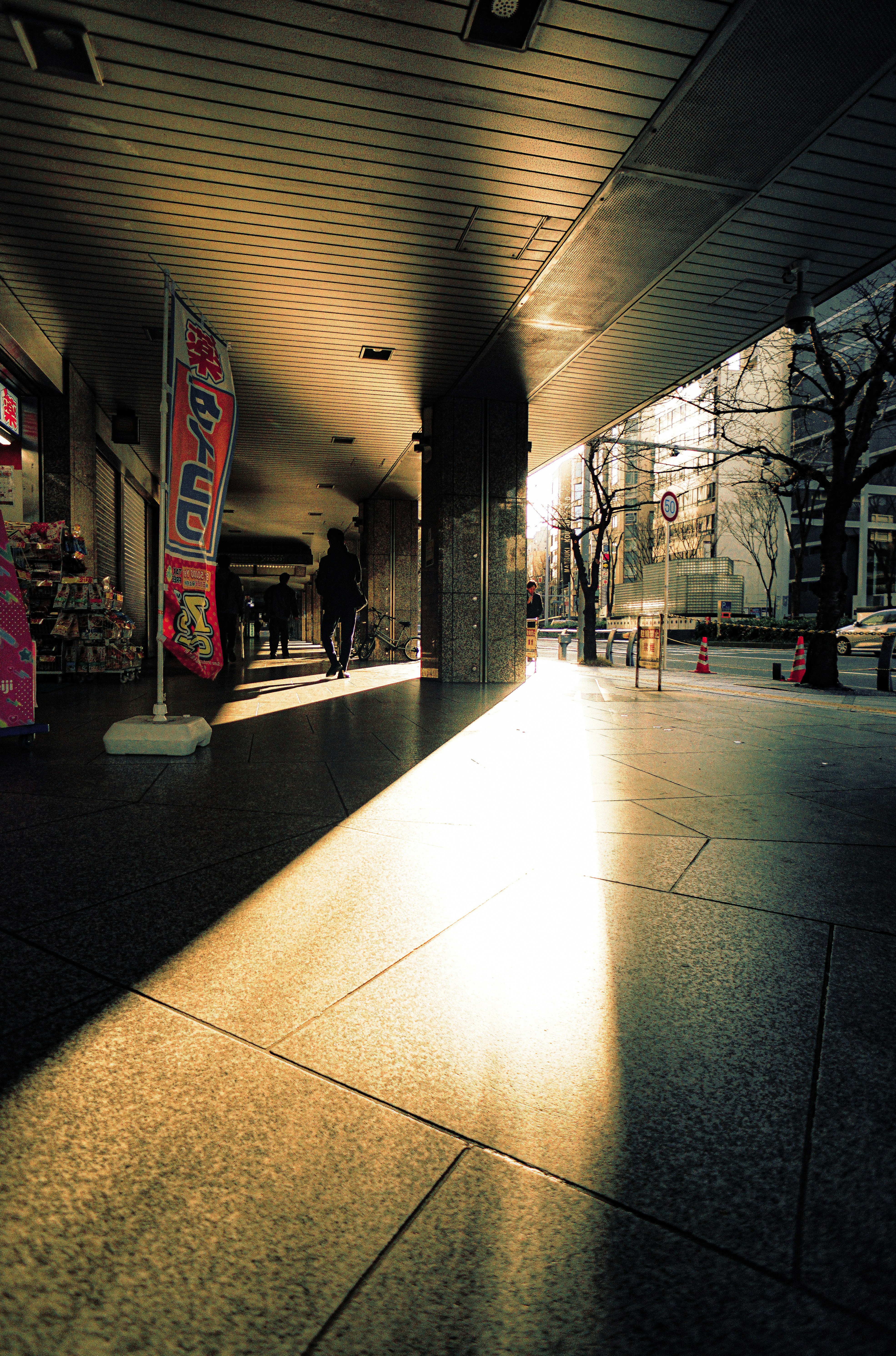 lorong arcade di Umeda yang diterangi cahaya matahari
