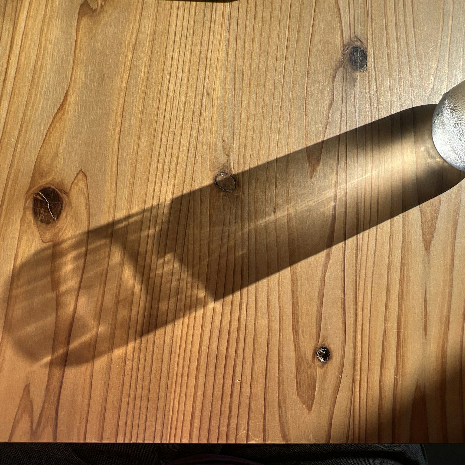 透明容器在木桌上投下的阴影