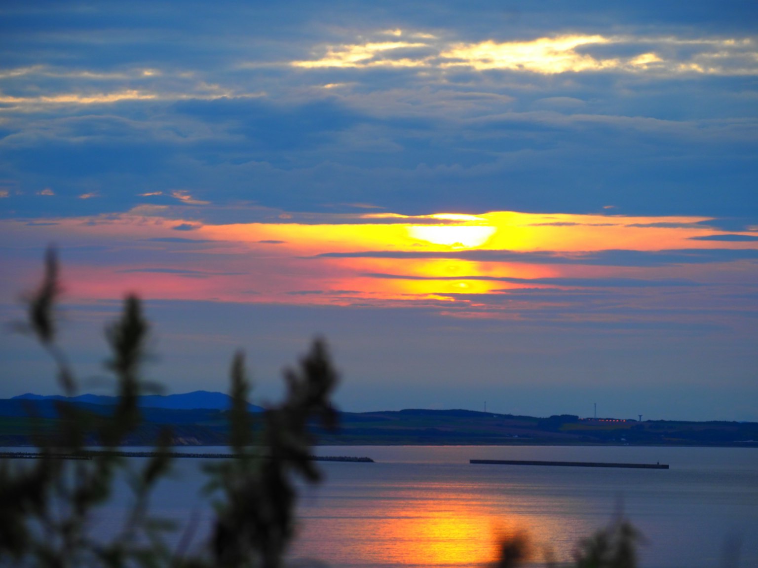Hermoso paisaje de un atardecer reflejándose en el mar