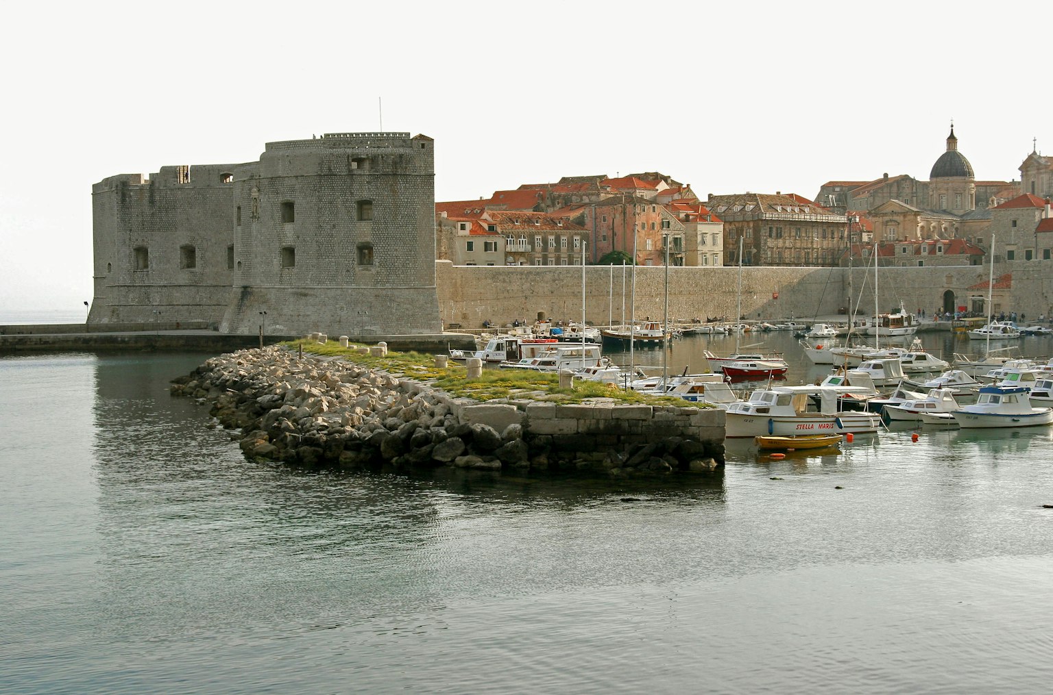 Mura storiche e barche nel porto di Dubrovnik