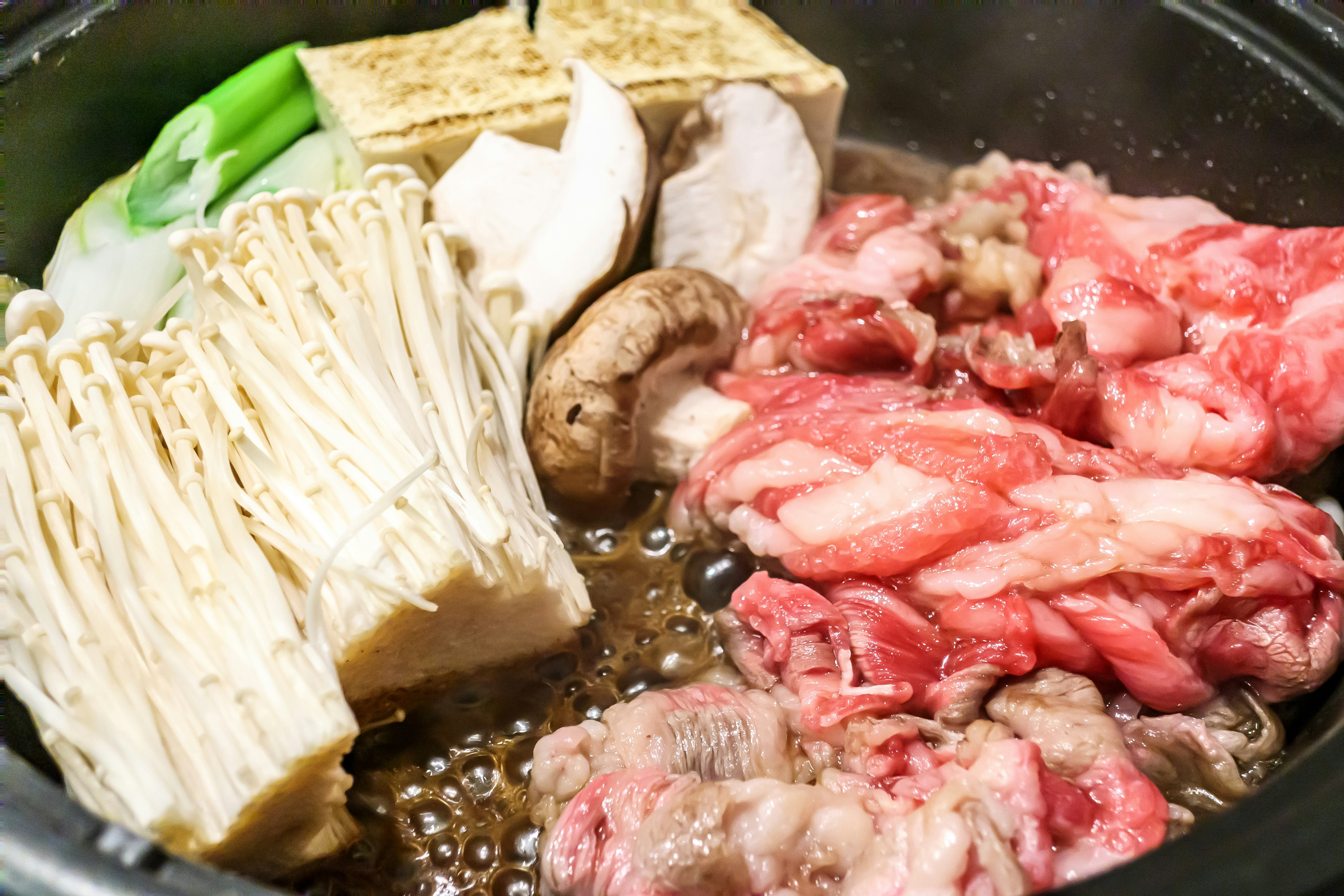 すき焼き鍋で煮込む肉と野菜