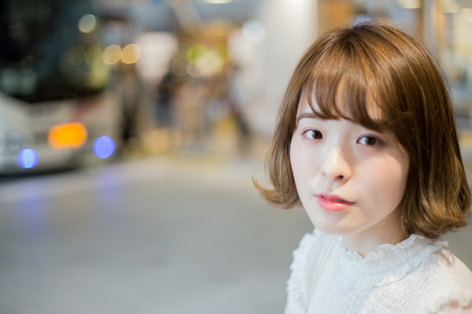 背景中有公交车的女性肖像