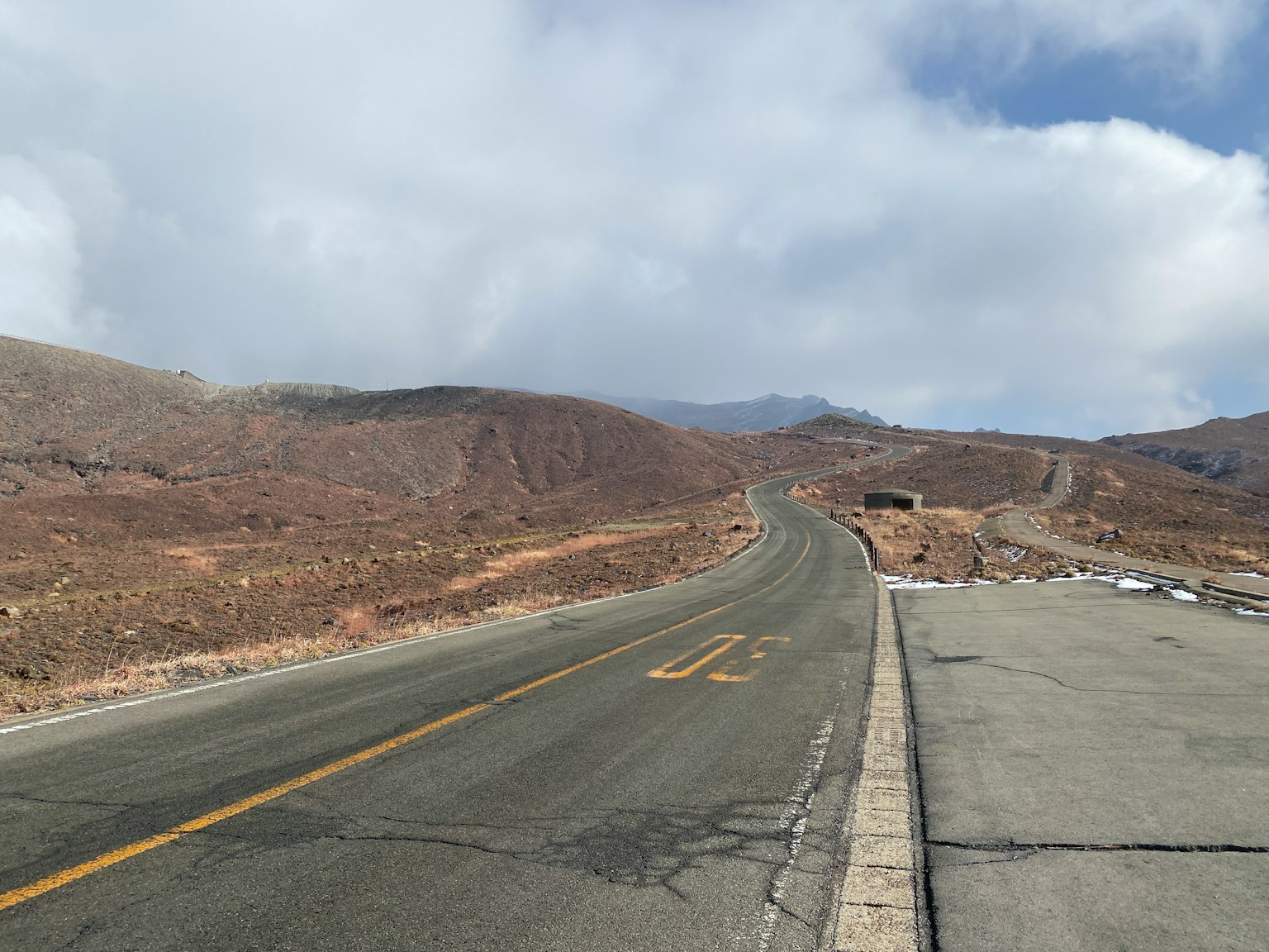蜿蜒的道路穿過荒涼的山區景觀