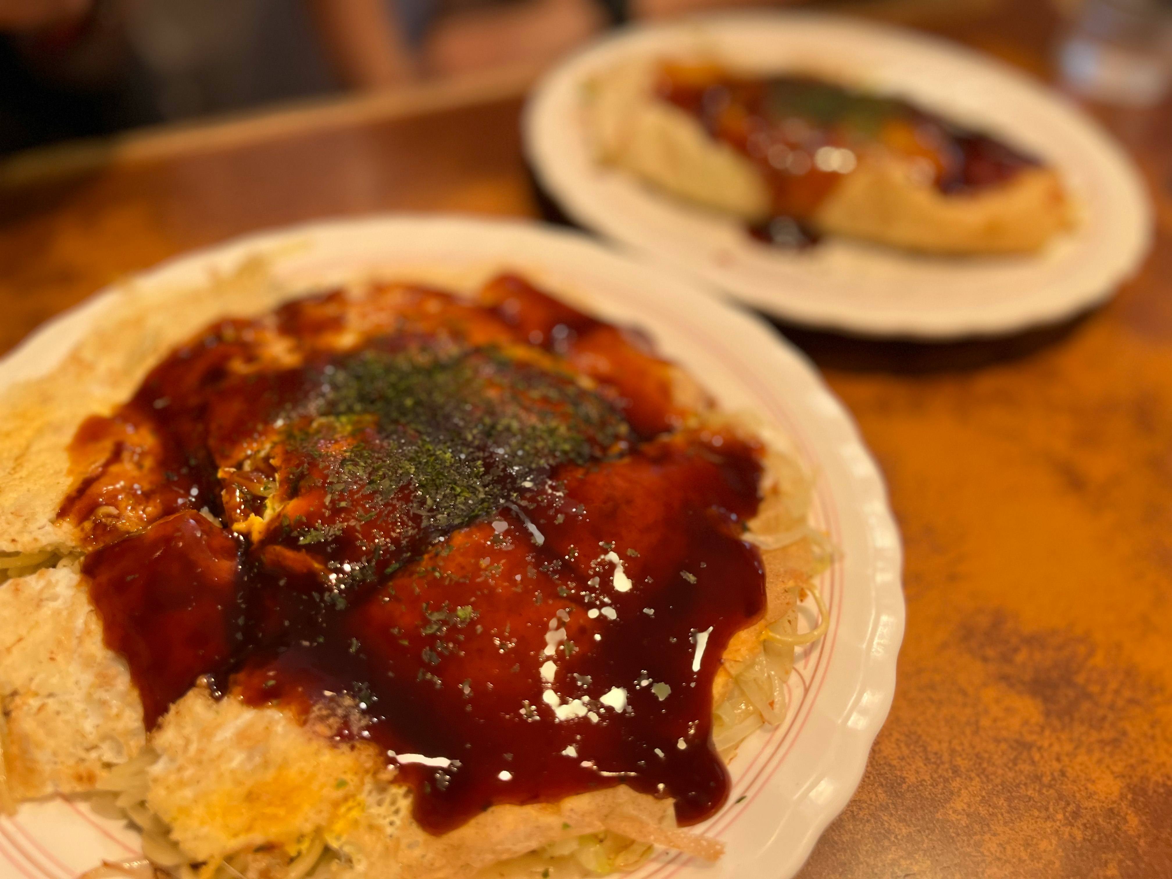 ソースをかけたオムレツ風の料理が並ぶ食卓