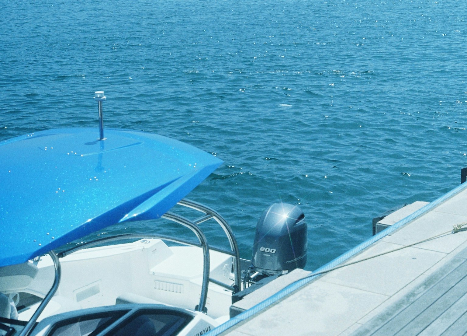 Blaues Boot mit ruhigem Meer im Hintergrund