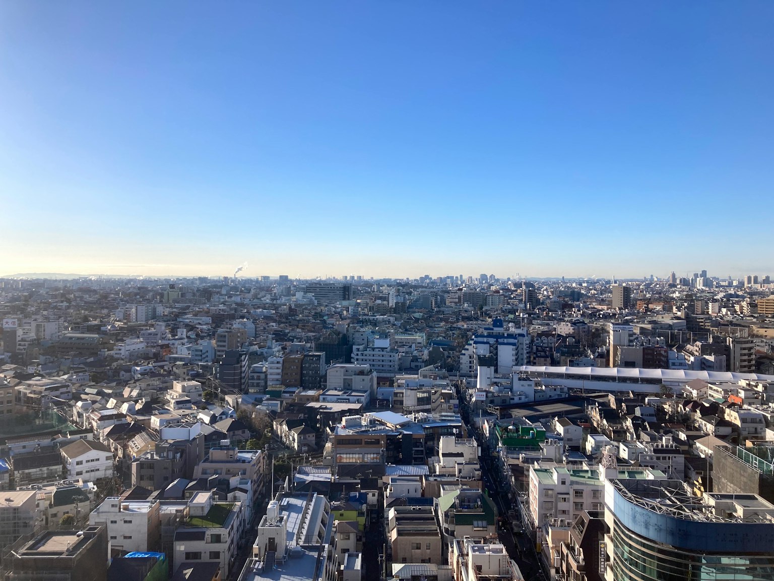 Vue panoramique de Tokyo depuis un bâtiment élevé ciel bleu clair et paysage urbain étendu