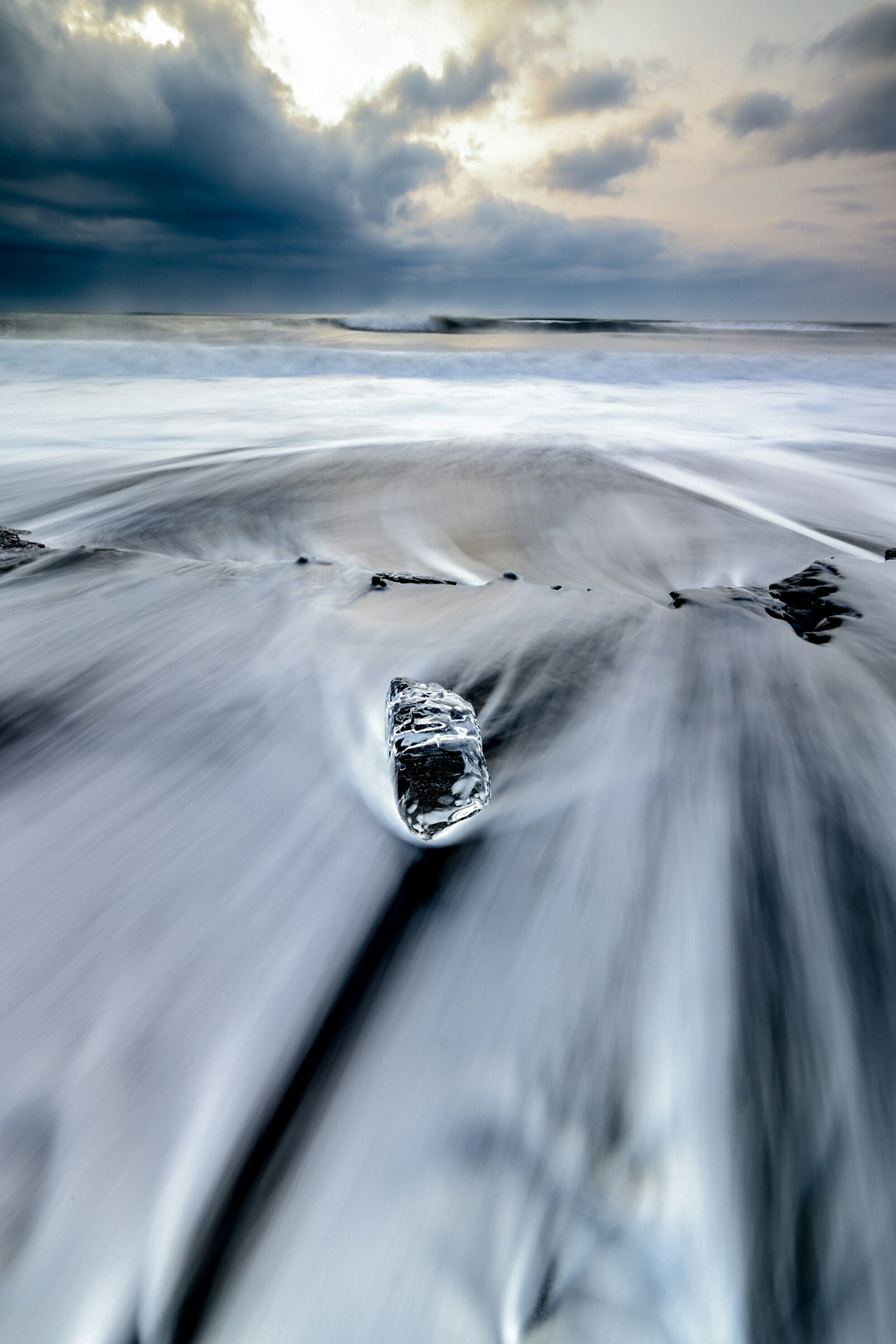 Paysage impressionnant avec un morceau de glace et le mouvement des vagues de l'océan