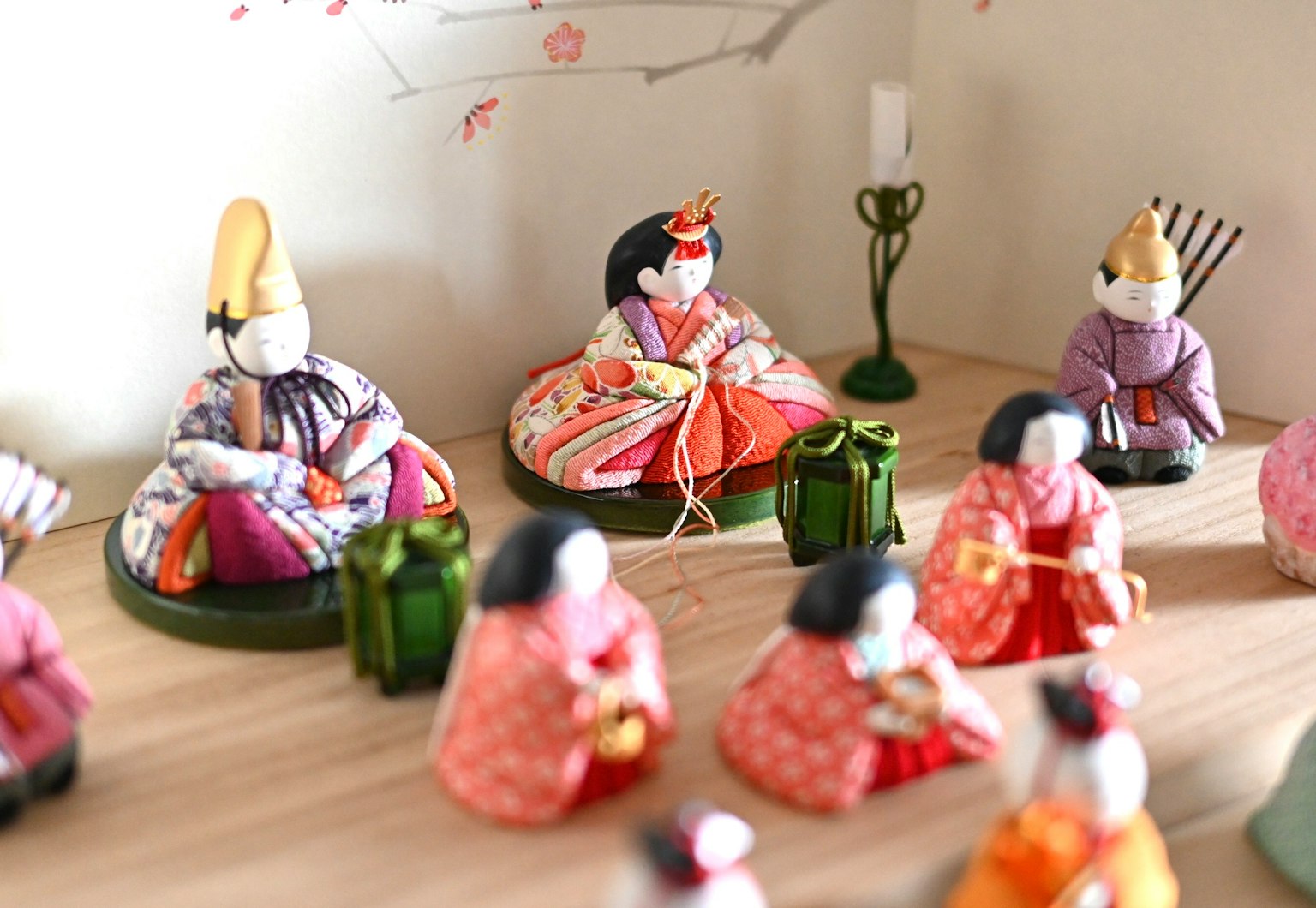 Tradizionali bambole hina giapponesi esposte in modo splendido