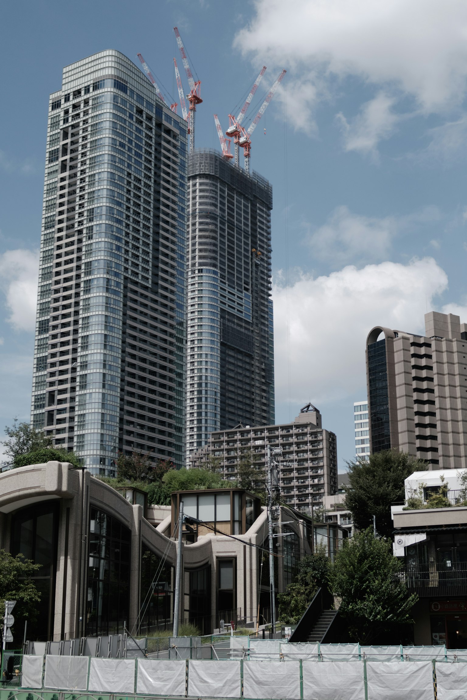 Paysage urbain avec des gratte-ciels modernes et des grues de construction