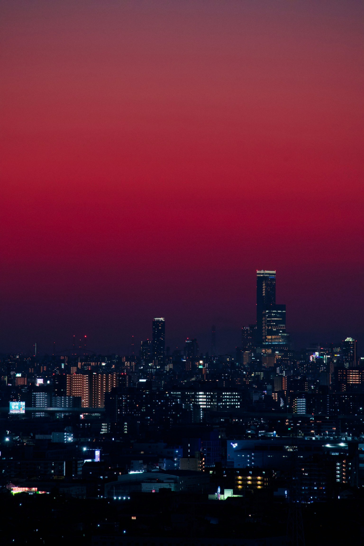 夕焼けの中の都市のスカイライン 高層ビルが並ぶ美しい景色