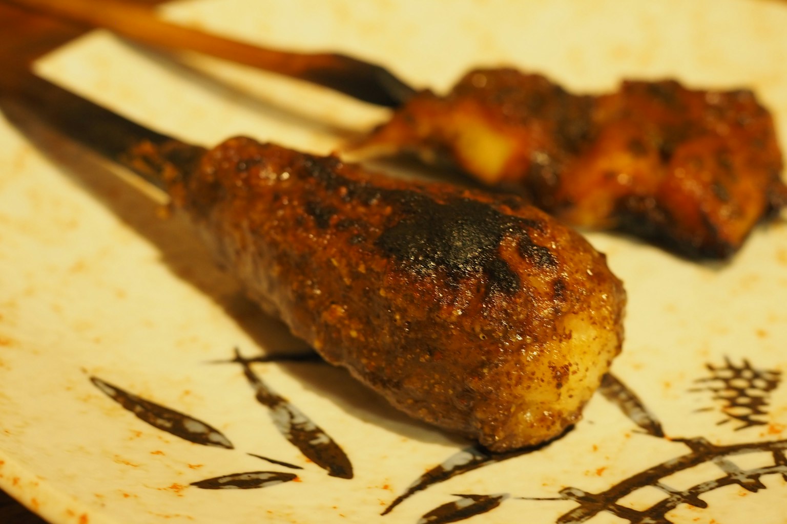 Viande grillée en brochette servie sur une assiette