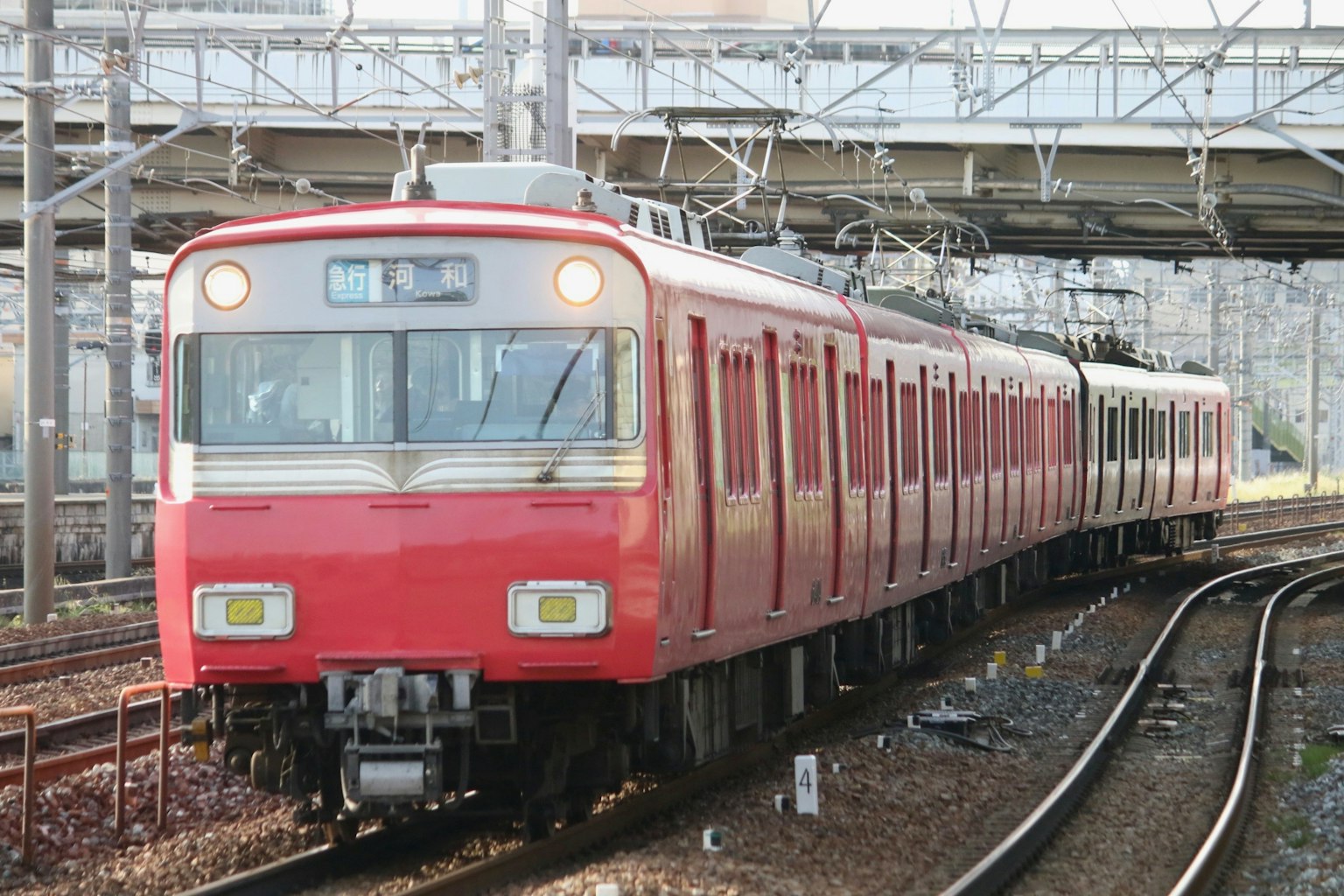 Kereta merah yang melaju di rel