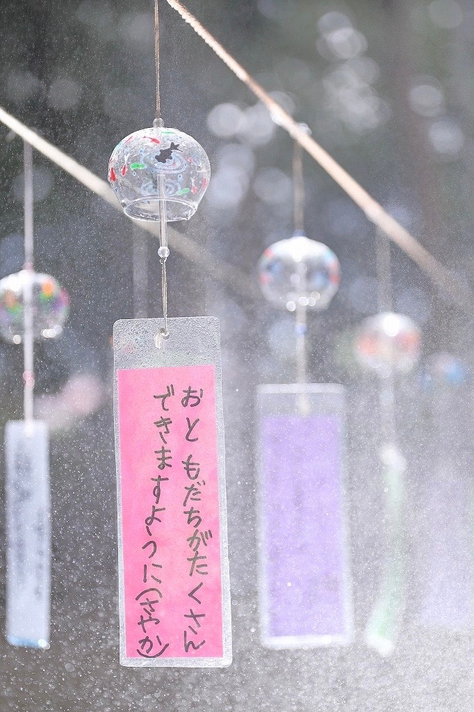 蜂田神社の風鈴に書かれた願い事の短冊