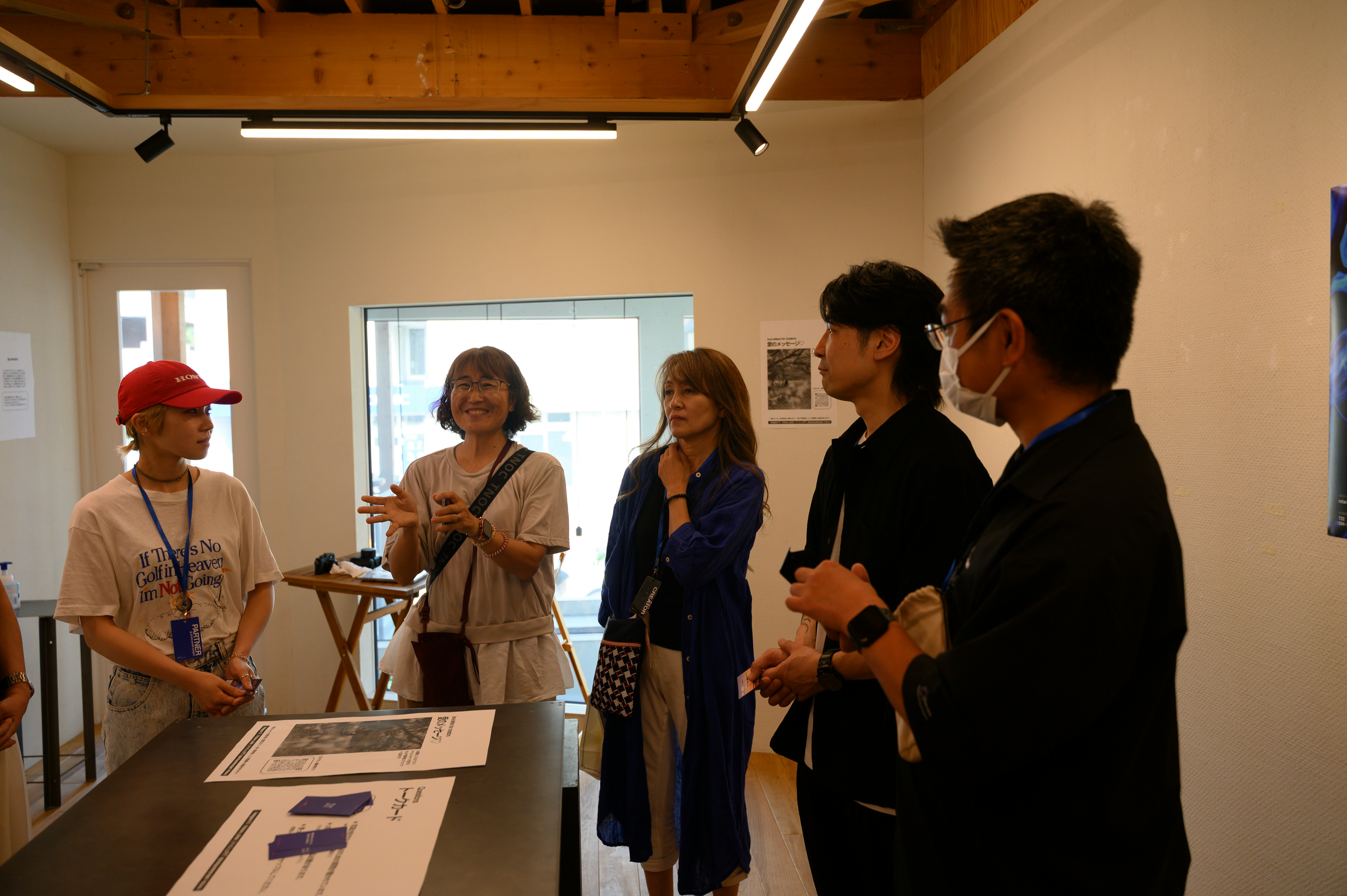 Des visiteurs écoutant un guide dans un hall d’exposition