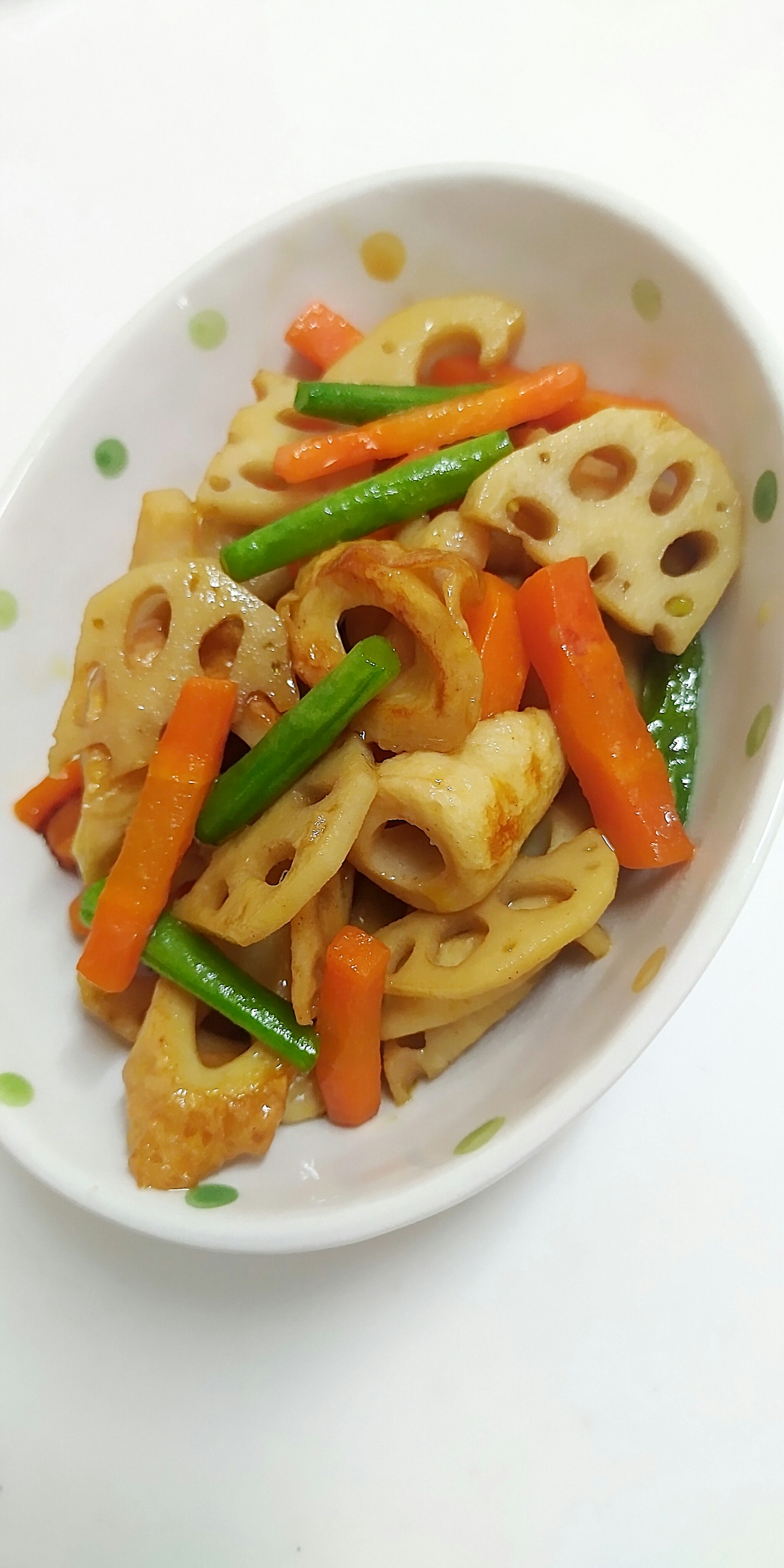 炒菜包括莲藕胡萝卜和青豆