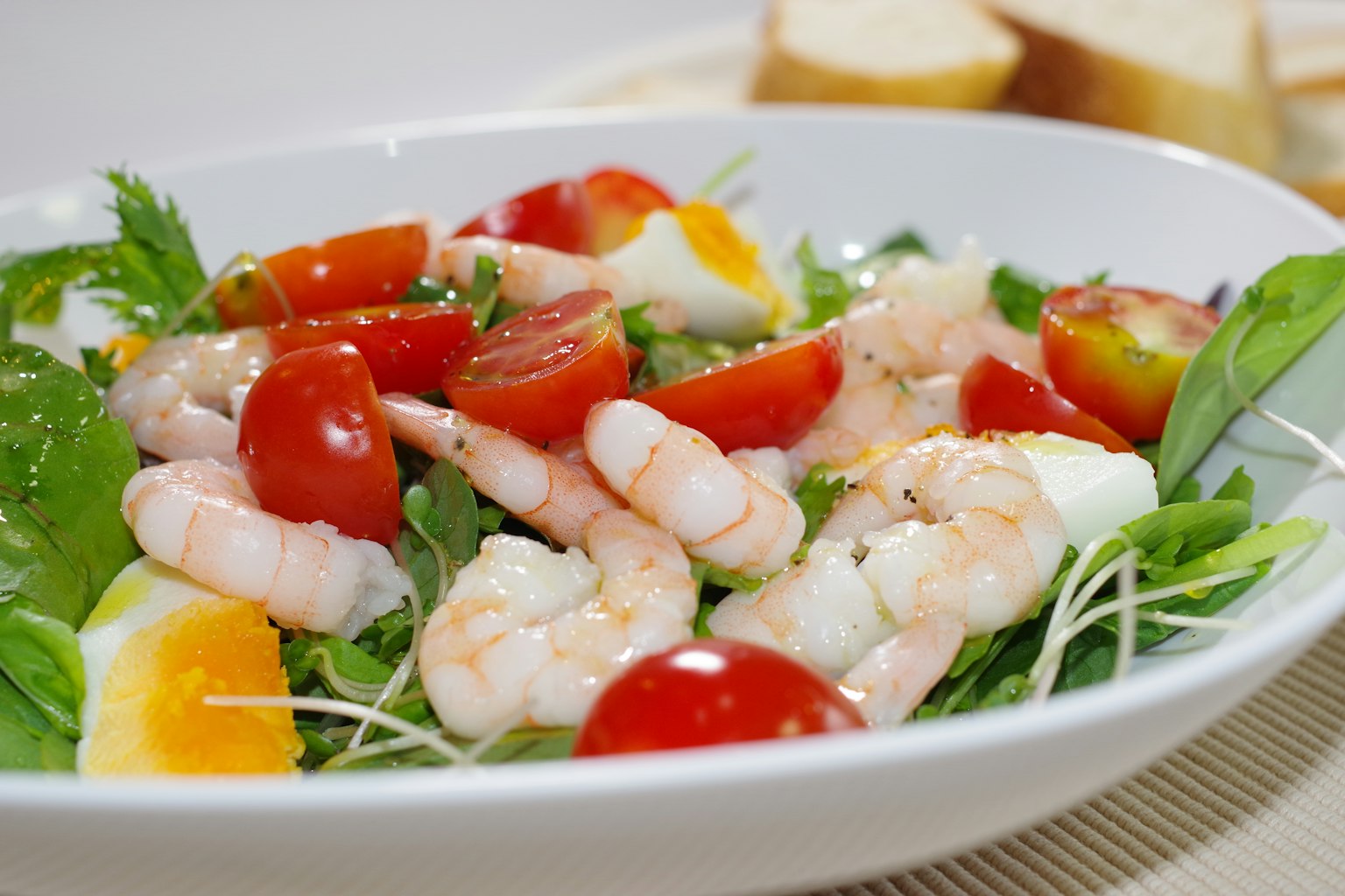 Insalata di gamberi e pomodori con verdure fresche e uova
